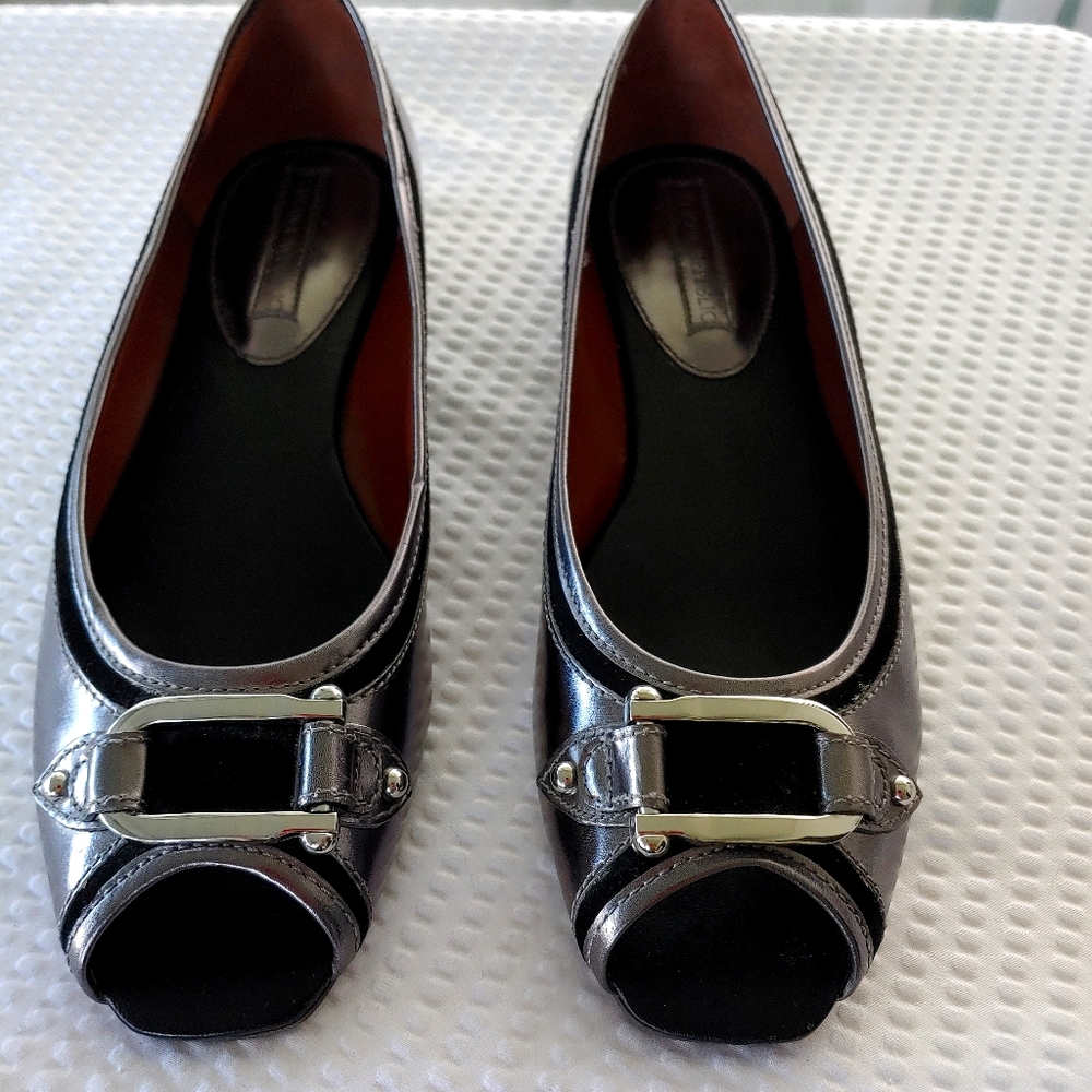 NWOT BANANA REPUBLIC FLATS.  8.5